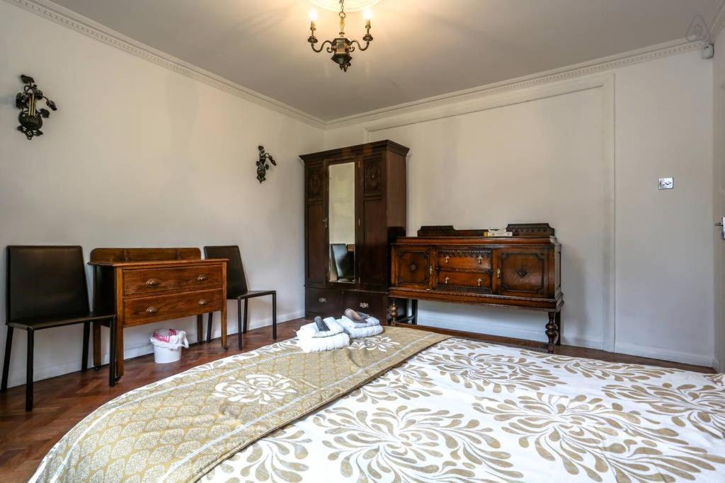 Oyo Guest House Ellipse Whetstone Esterno foto