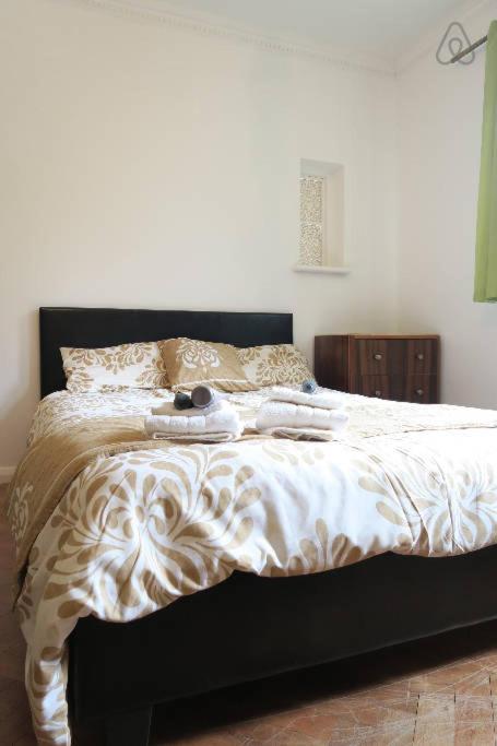 Oyo Guest House Ellipse Whetstone Esterno foto