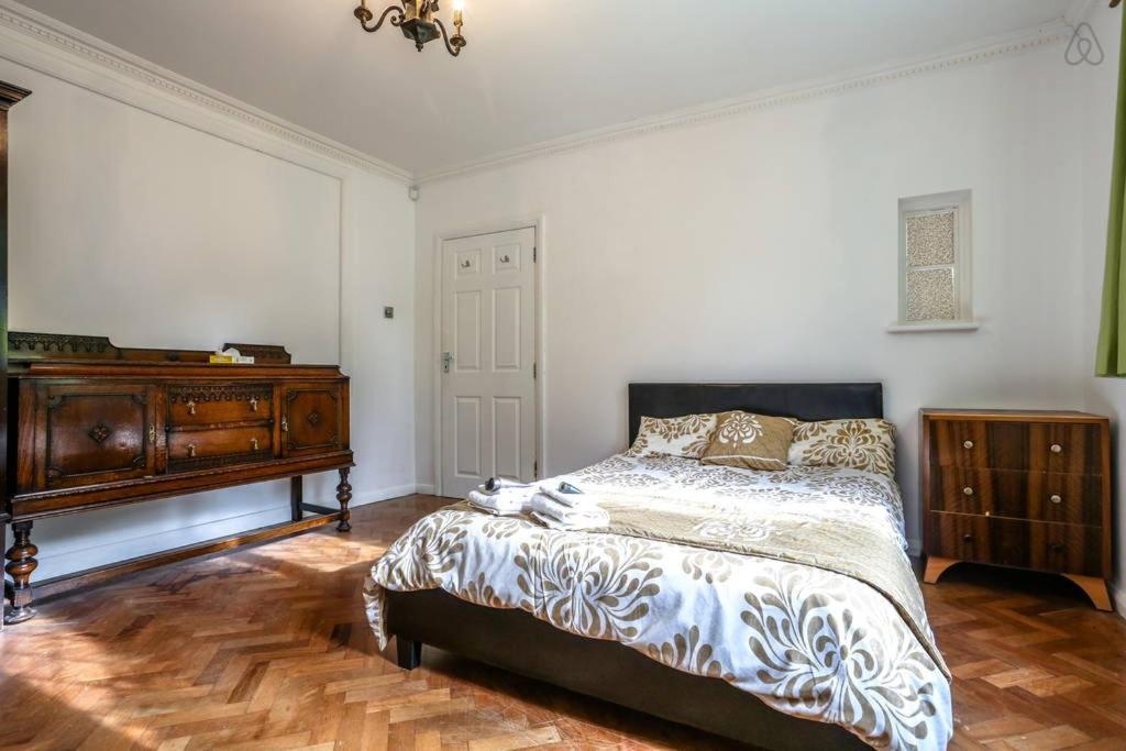 Oyo Guest House Ellipse Whetstone Esterno foto