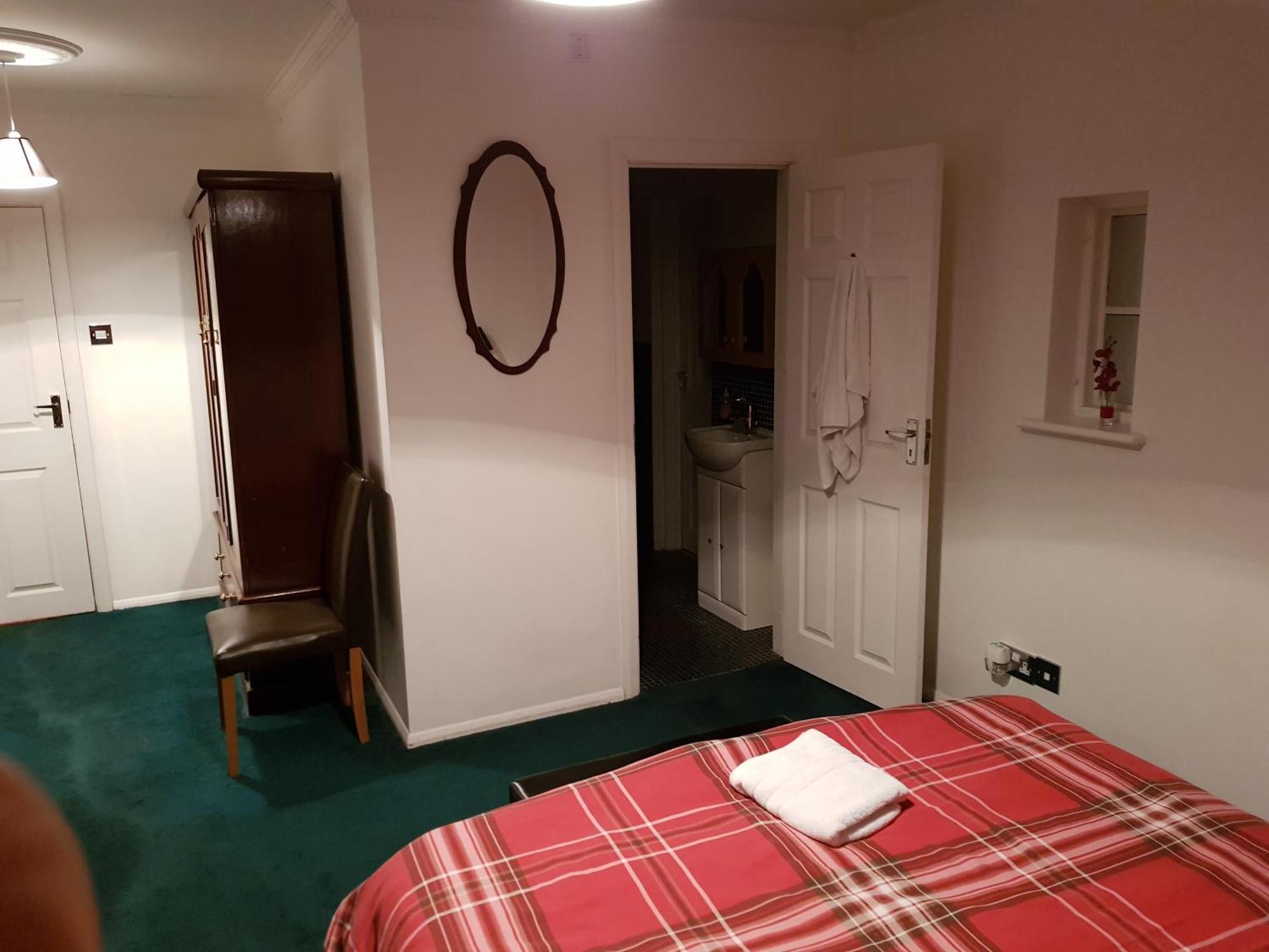 Oyo Guest House Ellipse Whetstone Esterno foto