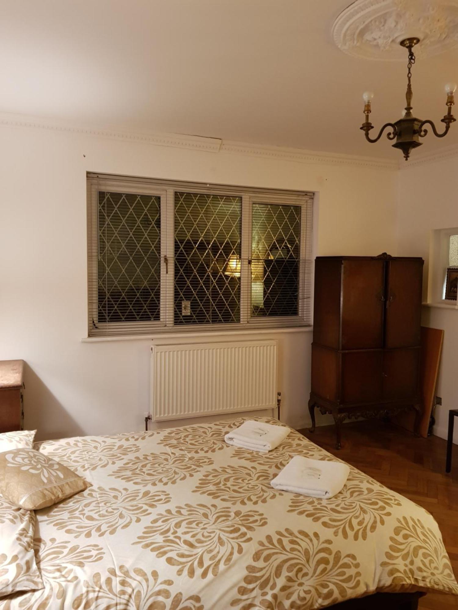 Oyo Guest House Ellipse Whetstone Esterno foto