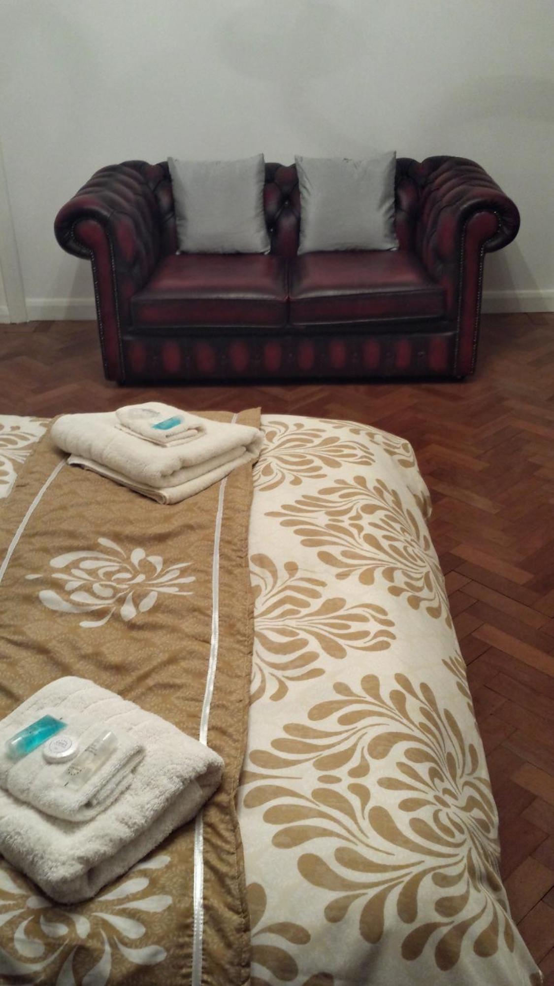 Oyo Guest House Ellipse Whetstone Esterno foto
