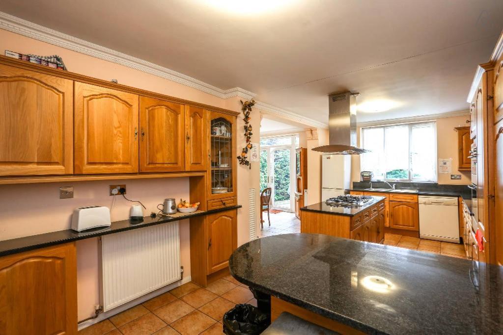 Oyo Guest House Ellipse Whetstone Esterno foto